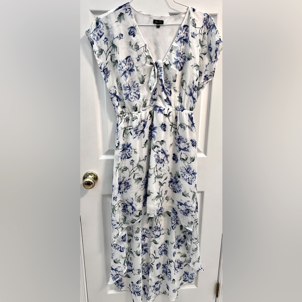 Lily Rose hi/low white dress w/blue flowers no sleeves Vneck & tie (junior’s L)